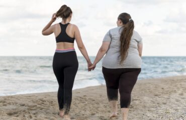 full-shot-friends-holding-hands-beach