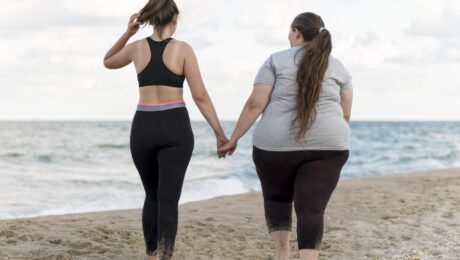 full-shot-friends-holding-hands-beach